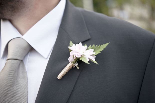 ©Solveig et Ronanphotographes - Mariage pastel a la  campagne - La mariee aux pieds nus